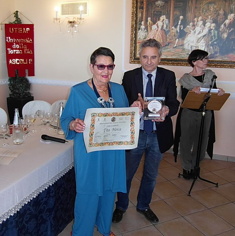 Premio prosa-Tita Mosca.jpg - La sig.ra Tita Mosca con l'Assessore Luigi Lattanzi